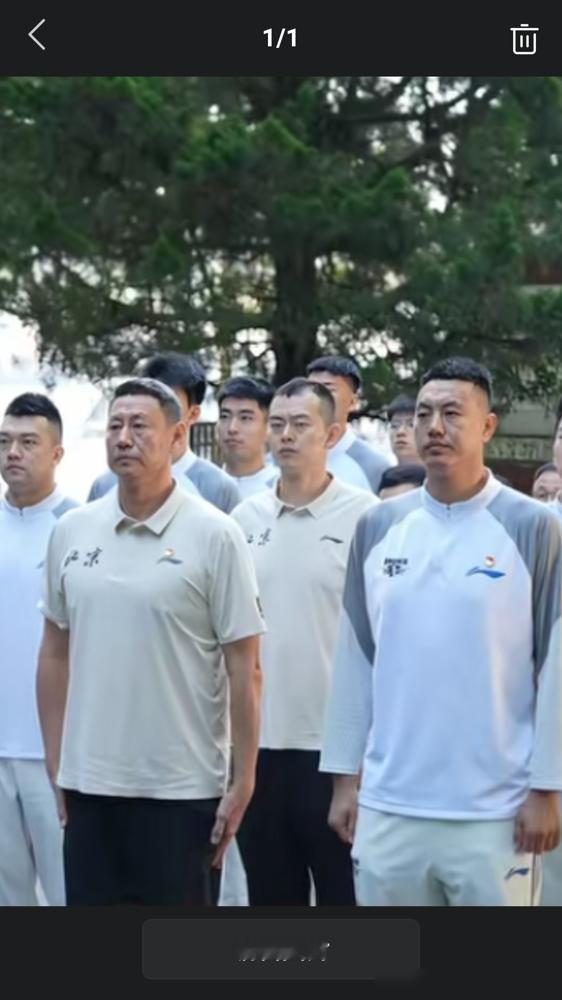 李楠带着一帮百万年薪的球员去井冈山敬花圈，这场面本身就够刺激。
10月8日上山，10月9日下山就干宁波，95比82，赢了。周琦没上，布朗请假，首发直接甩出沃特斯加陈盈骏双18分，赵睿、曾凡博各12分，火力铺得挺开。
但李楠赛后那句话才叫真冷静：外援成色还得正式比赛验。还撂下一句，陈盈骏和赵睿可能