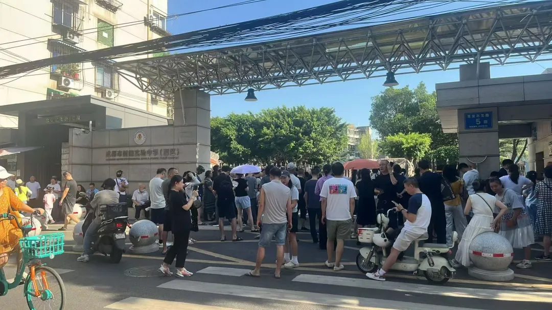 成都的徒弟，拿着我的答题卡复印件和扎实基础的小册字去宣传，家长很感兴趣。#楷书快