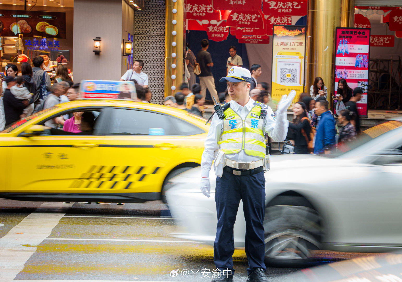 #节日我在岗# 【人挤人车挤车，“蜀黍”喊你慢慢走！】国庆首日，渝中人气拉满、车流爆棚，还赶上了一场雨！人潮车流雨中行，自驾请放慢车速、拉大车距，别急刹、别加塞；行经商圈景区听从交警指挥；过街走斑马线，打伞别挡视线。雨天路滑，安全第一，“蜀黍”在路口陪你慢慢走！ ​