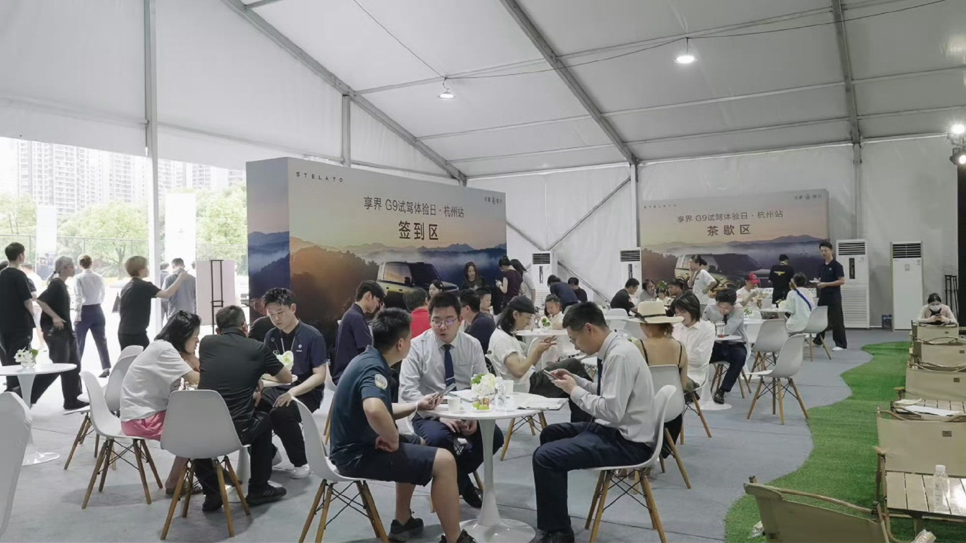 刷到网友拍的享界G9门店现场，这车刚到店就好多人凑过去，试驾都得排队等。尤其那个车顶帐篷，好多人对着拍，挺有意思的[哆啦A梦吃惊]#享界G9试驾排队排麻了##享界G9车顶帐成热门打卡点# ​