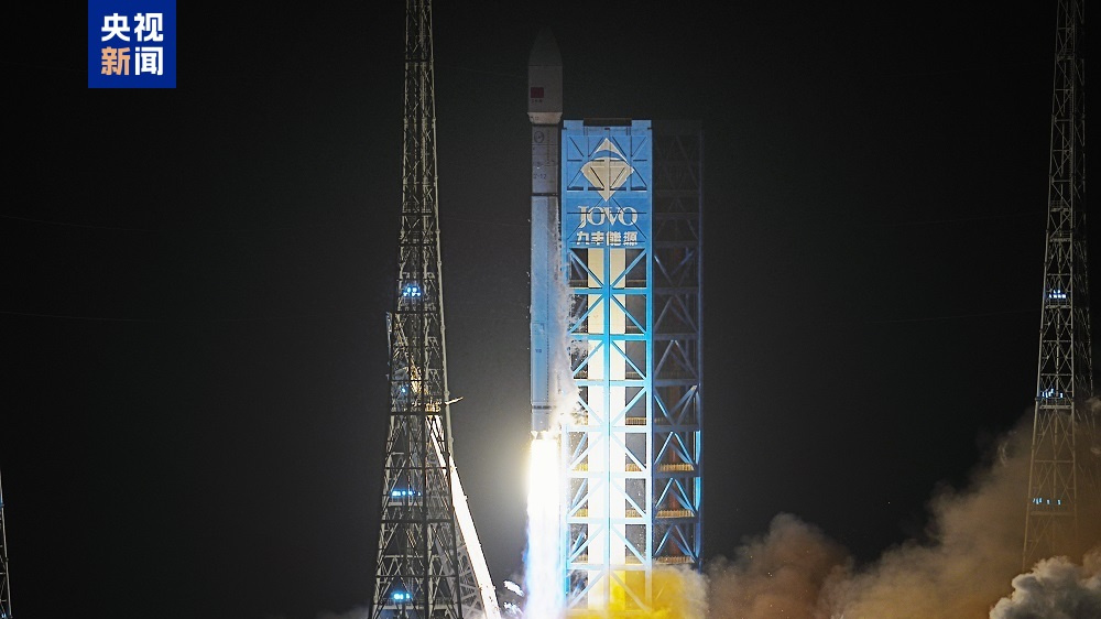 ，编号里那个27，比"成功"两个字更值得看。

成功是单次的，27是累积的。发一颗叫新闻，发到第27组，叫工程。

低轨这块资源有个特点，位置有限，先占先得。国际上的规则大致是谁先申报、谁先占住频率和轨道，后面的人就得让。所以这一组一组往上的意义，不在这一发本身，在它把往后很多年的位子一个个 ​