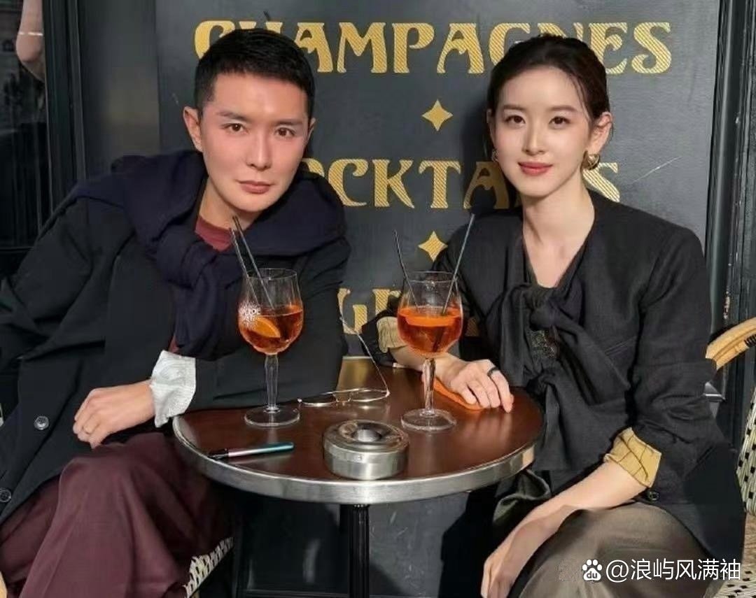 章泽天⁠和杂志总监刘冲⁠合了张影，眼神特别坚定，整个人看起来优雅又贵气，气质这块拿捏得死死的。 ​