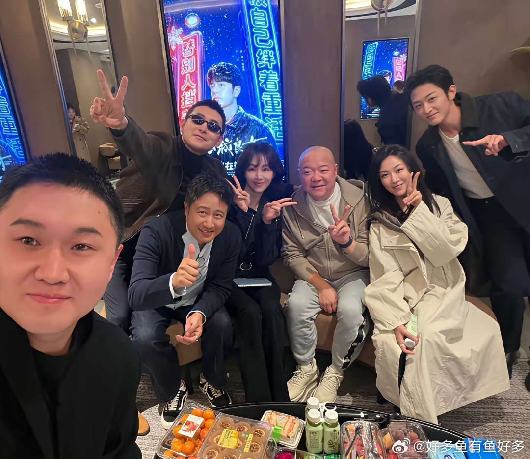 姜妍晒的《小城良方》剧组聚会合照。
不过翻来覆去看了八遍，愣是没找到饰演刘铮亮医生的肖战。
​说真的还有点小失落，毕竟肖战在这个剧里演技还不错，流量也在线。
可能是肖战最近太忙，所以说没能参加大家的聚会。
不过后边有个大海报，里面正好是肖战，也算是小圆满了。 ​