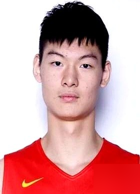 郭士强把杨瀚森胡金秋塞进首发，只练了十天，明天就打卡塔尔。
他赌的是一个：双塔不靠后卫喂球。杨瀚森站罚球线当轴，手递手、高低位自己发起，胡金秋只管空切和抢板。廖三宁被收了球权，改打无球冲击，胡明轩拿后场指挥权，赵继伟继续稳住更衣室。
逻辑很直白：国际赛场后卫拿不住球，干脆绕开他们，让大个子上来分