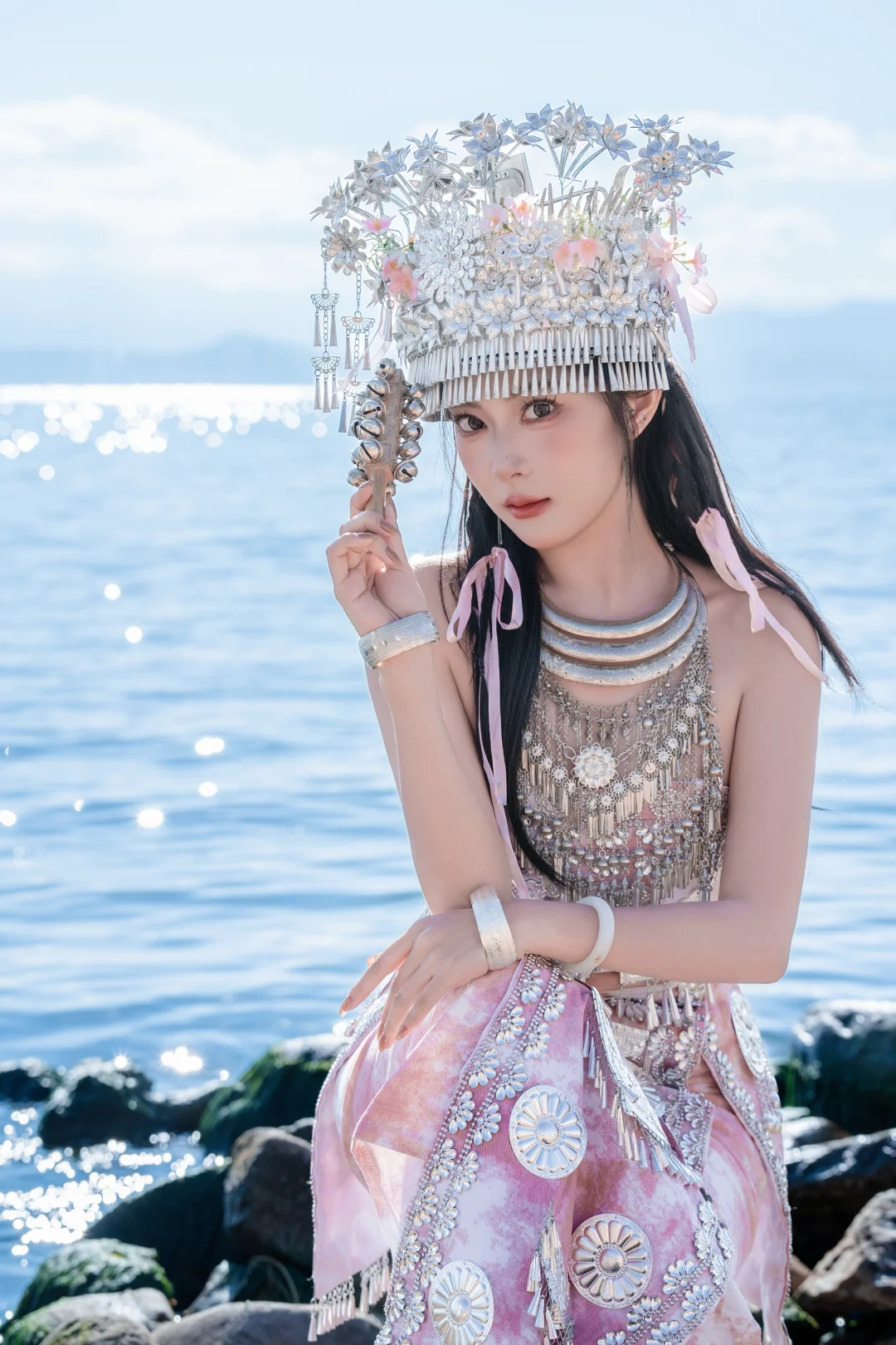 银铃作响入潭水，白银发冠钗摇晃