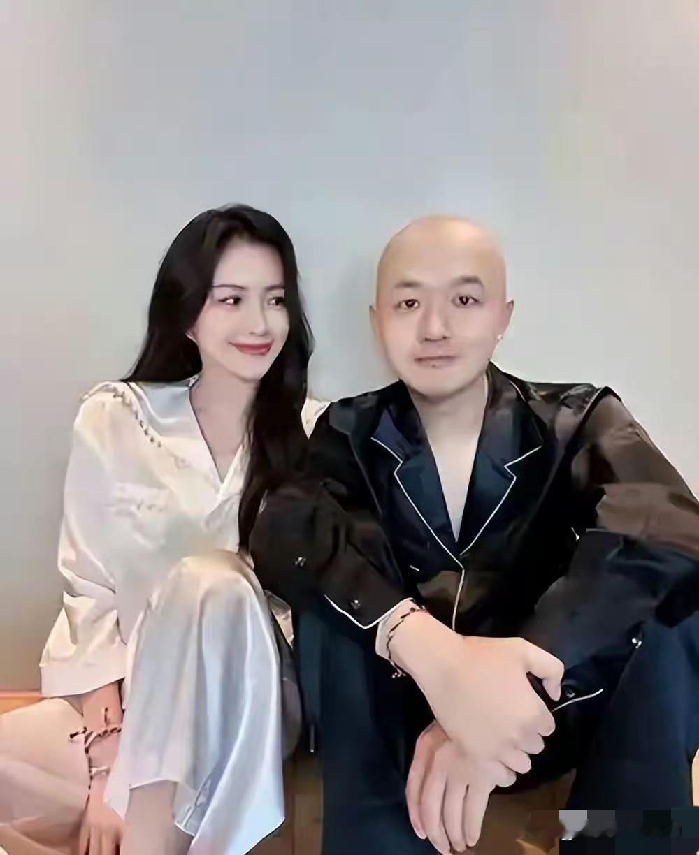 陪包贝尔住地下室吃苦，曾经用烟头烫自己逼婚，包文婧一腔热烈的感情走过二十年。
为爱奋不顾身的模样让很多网友感慨，婚姻如人饮水，冷暖自知，女人最重要的还是好好爱自己！