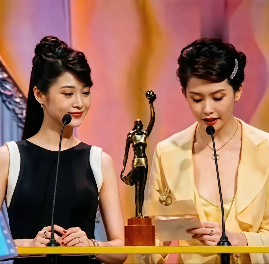这两位当年的号召力绝对是顶流，性感女神界的传奇。第14届香港电影金像奖颁奖典礼，