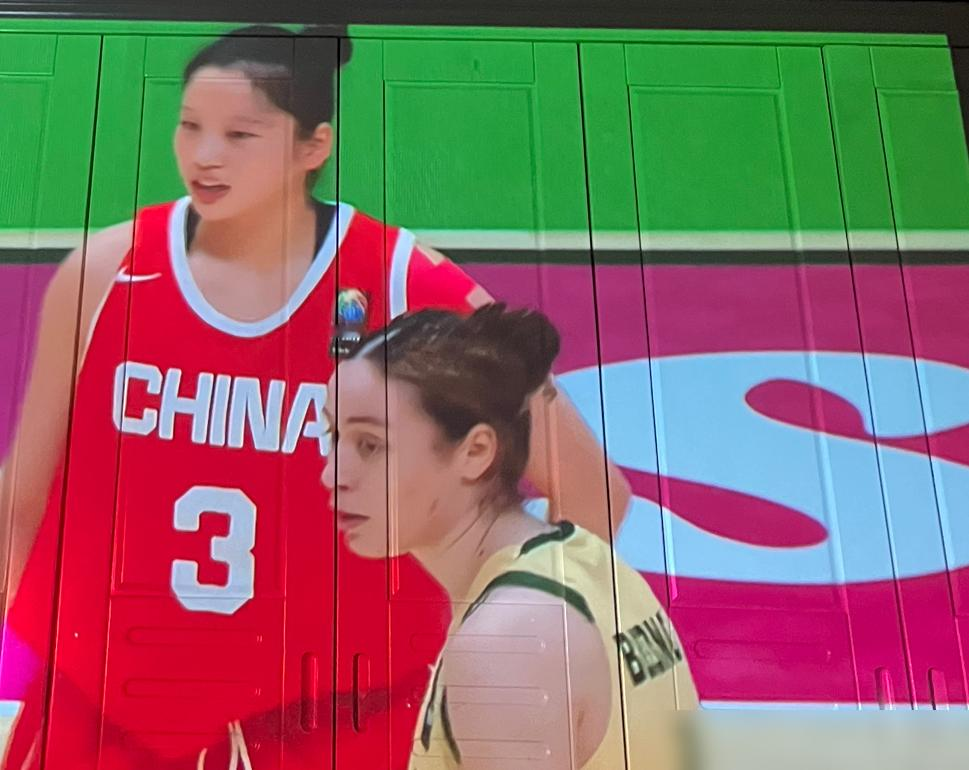 首节被打了个9比31，换别人早崩了。
10月9日这场U18女篮亚洲杯半决赛，对面是卫冕冠军澳大利亚，开局就下死手，中国队一度落后22分。
结果这帮小姑娘没散架。贺思瑶硬凿出22分，李沅珊抬手就有，下半场愣是追到只差6分。
可惜对面太老练，缓过劲来又把分差拉开到19分，59比78，没进决赛。
