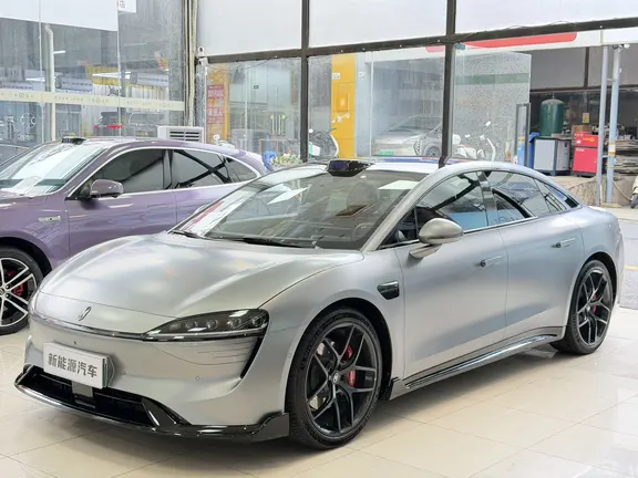 【车辆型号】26款智界S7 ultra四驱旗舰（100度电池）
【车架号码】F50951
【出厂时间】25年09月
【上牌时间】25年09月
【行驶里程】1.8万
【排量续航】纯电785KM（CLTC）
【车辆配置】城区智驾包+科技包+零重力座椅+21寸轮毂+外观套件
【车况概述】 金属面原漆 零出险 查博士SS级
【车体颜色】霜月银+雀羽红
【过户次数】1
【零售价格】20.8万
【厂家质保】累计整车质保4年10万公里，三电8年质保16万公里