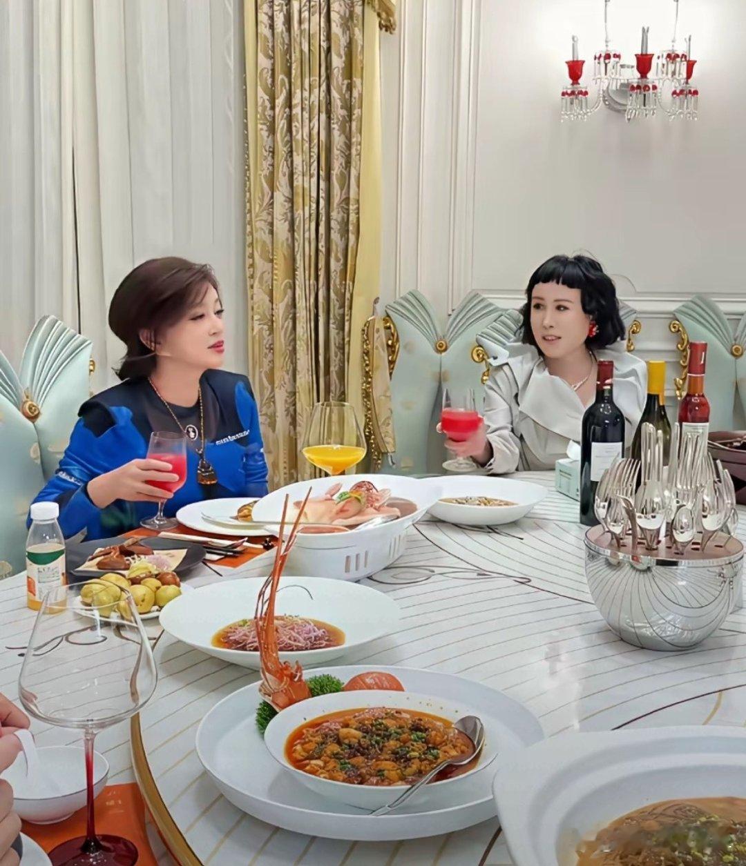 刘晓庆聚餐被拍，她吃的可真丰盛啊。 ​