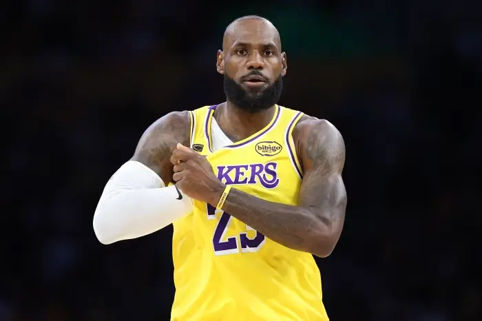 勒布朗·詹姆斯在湖人vs火箭G4第四节抛投得分，连续144场季后赛得分...