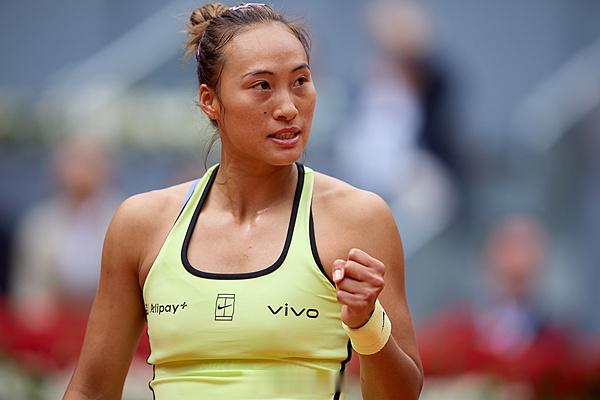 24日，WTA1000马德里公开赛女单第二轮上演焦点对决。中国金花郑钦...