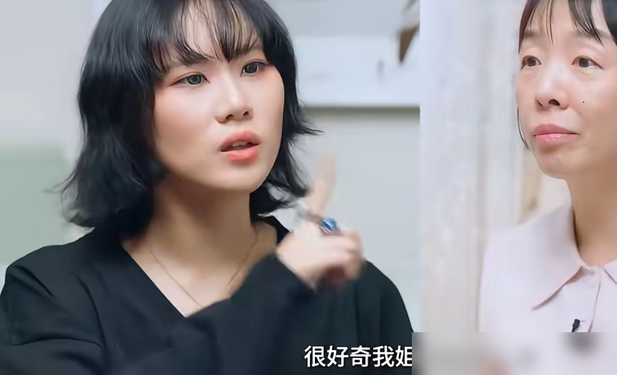 高原拍了半辈子摇滚，把窦唯拍得最像个人。
翻开《把青春唱完》，全是90年代那帮滚青最真实的样子，没一张是摆出来的。崔健、何勇、张楚，都被她框进了历史档案里。三本摄影集，三十周年个展，离婚二十多年，她靠按快门养活了自己，也独自把女儿窦佳嫄拉扯大。
网上总爱拿她跟王菲比，一个沉默一个轻盈。
可高原