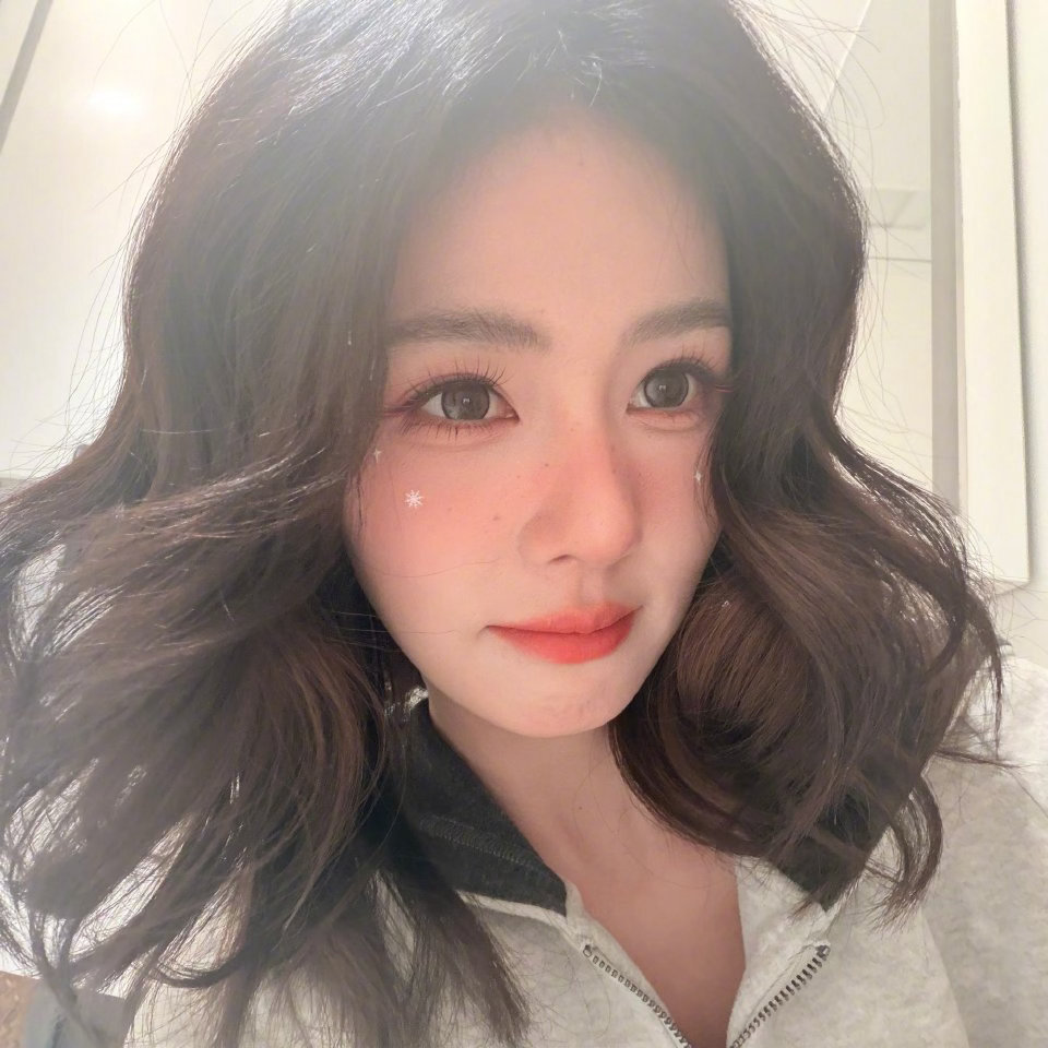 #白鹿[超话]#🌸  #白鹿王韵娜#🌸 #白鹿开到荼蘼# 

在人声鼎沸的欢喜里我唯独望向你 我问了问心 它说情不自禁

​