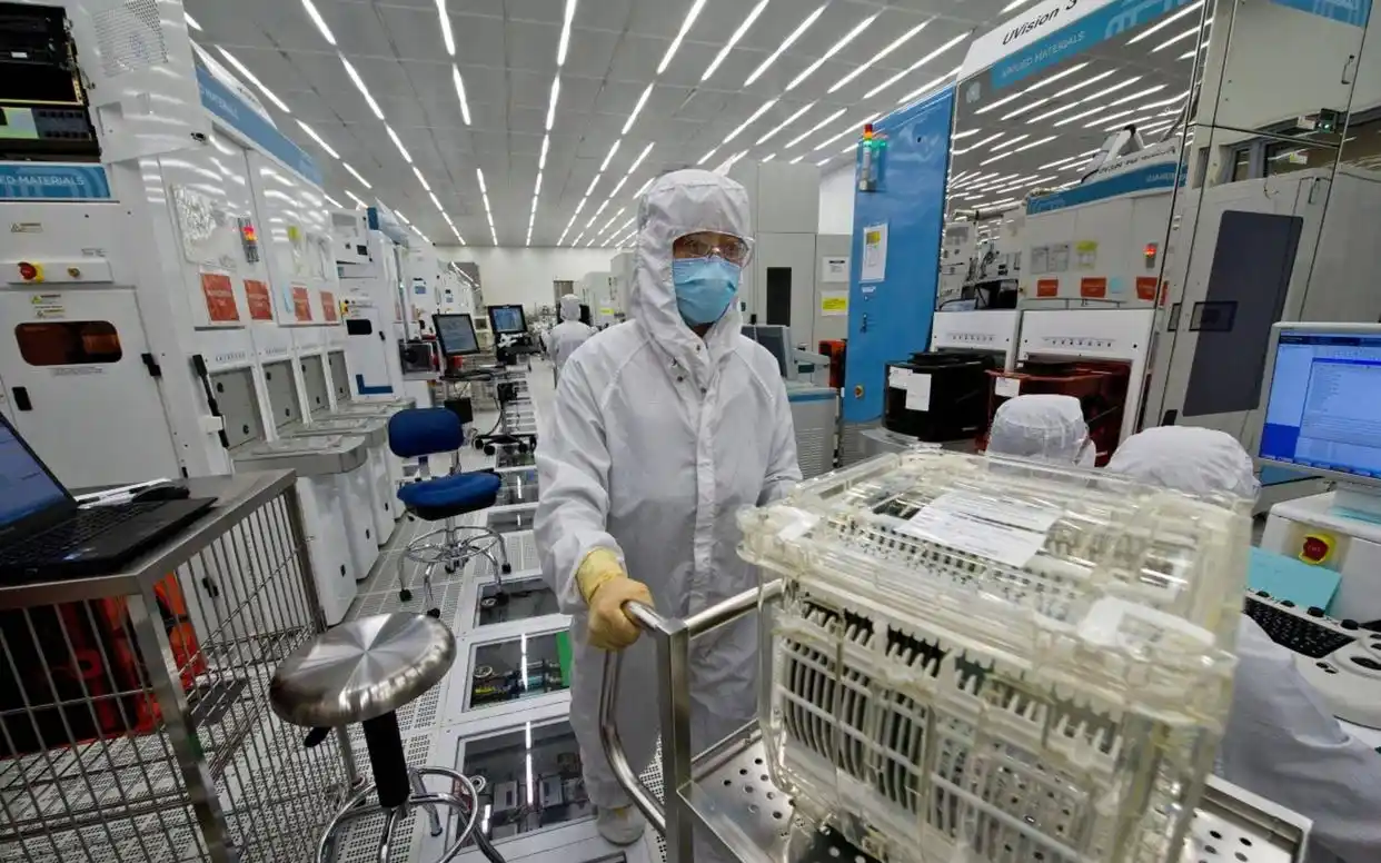 美国：荷兰芯片不许卖中国？中方：美国想买荷兰公司？问我了吗？美国一边对着荷兰表示：&34;你的芯片设备，不许卖给中国！&34;然后转过头，美国企业悄悄开始谋划收购一家荷兰芯片公司。结果发现——&34;哦，这个收购需要中国批准。&34;
这就是10月26日这一幕的真实底色。
先说清楚两条线，因为这件事同时在两个轨道上跑。第一