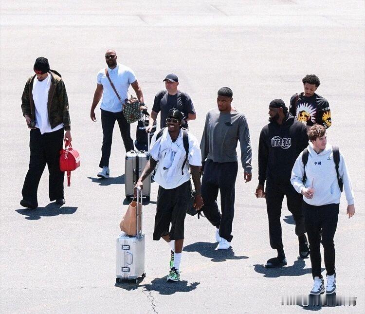 好消息！湖人首轮力争3-0，杜兰特再受伤，史密斯认可詹姆斯地位