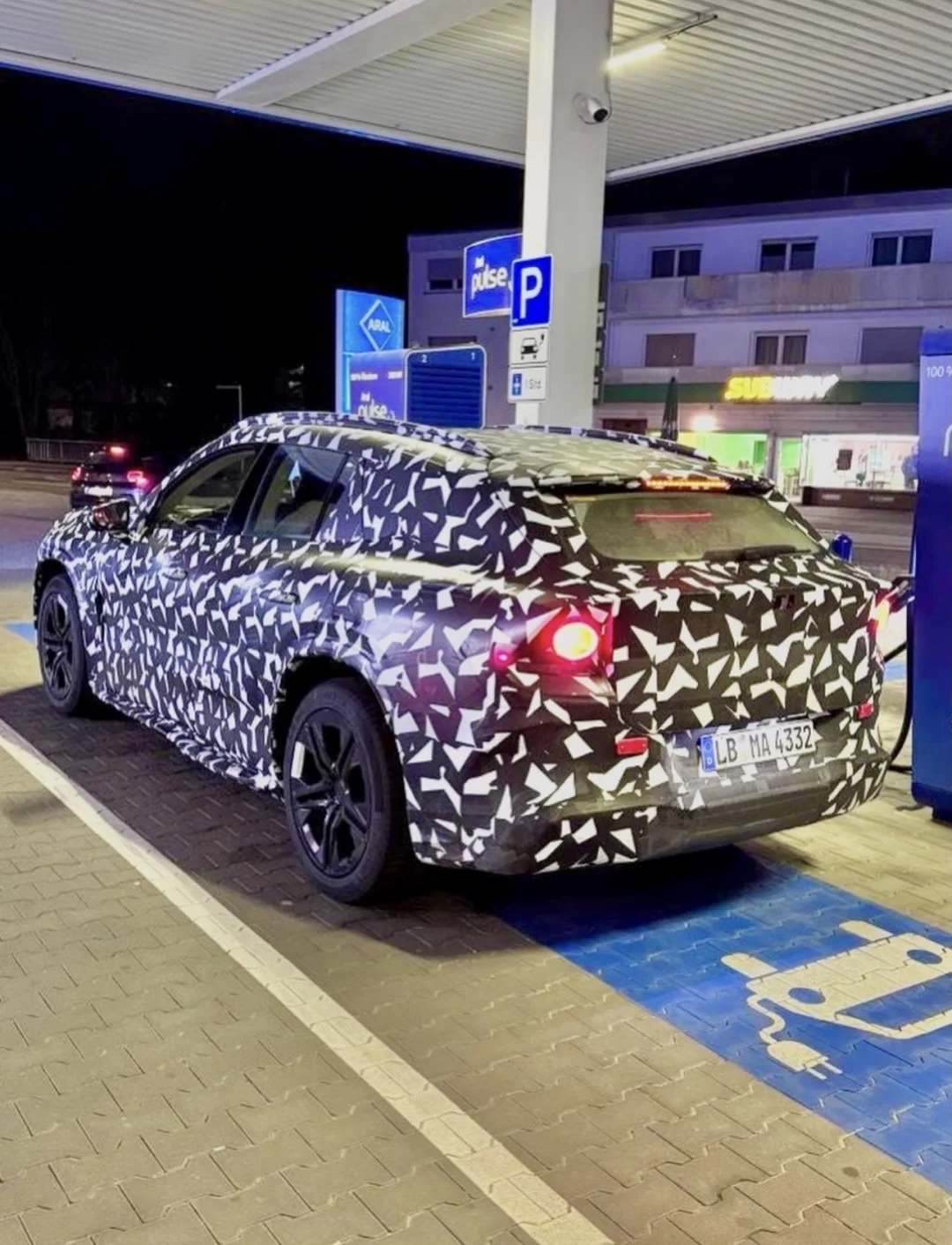 充电呢？2027 AMG SUV EV版谍照
