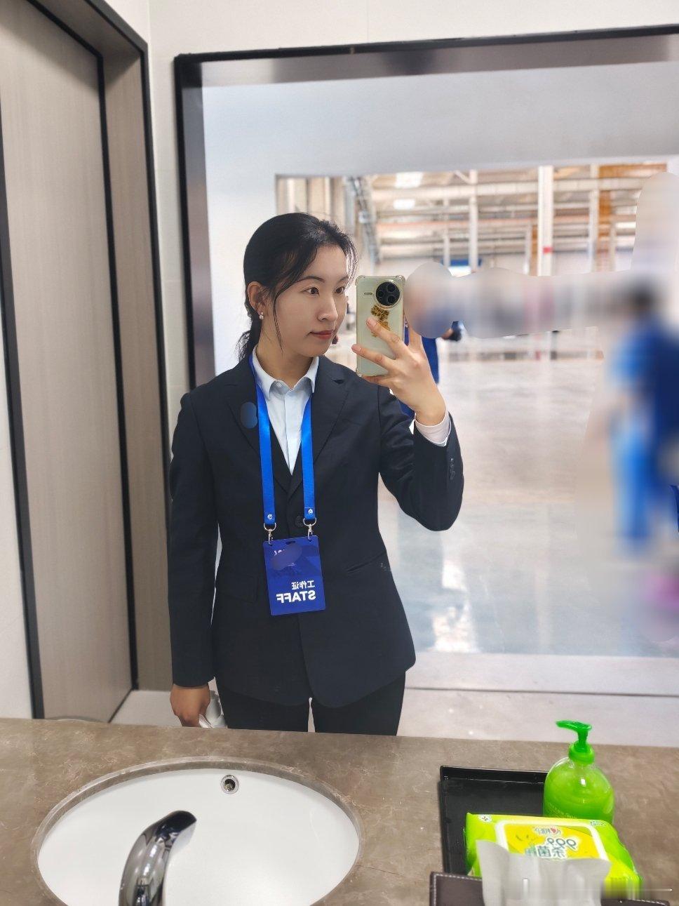 离婚后罕见合体的贾乃亮与李小璐，在甜馨14岁生日当天一起陪她庆生并拍下全家福，贾乃亮直播结束就赶到现场，甜馨在评论区确认“一下播就来了”。   一、庆生现场与画面- 布置：生日宴在家中举办，银色雨丝帘