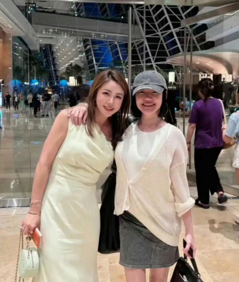 新加坡机场偶遇小S，本人超漂亮。
小s戴老花镜 ​