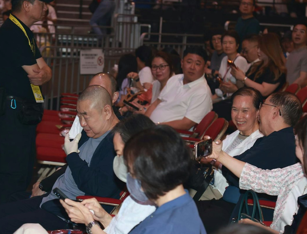刘銮雄与弟弟罕同场，兄弟结伴看谭咏麟演唱会，甘比与小女儿也在