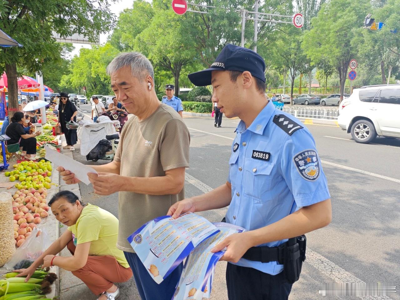 【上兰派出所】反诈宣传进早市 筑牢群众安全防线 
      为持续深化全民反诈工作，切实提升辖区群众防骗识骗能力，守护群众财产安全，2026年8月30日，我所组织民辅警深入辖区早市开展常态化反诈宣传活动。
       早市人流量大、老年群众、沿街商户集中，是反诈宣传重点阵地。活动中，民辅警通过设立宣 ​