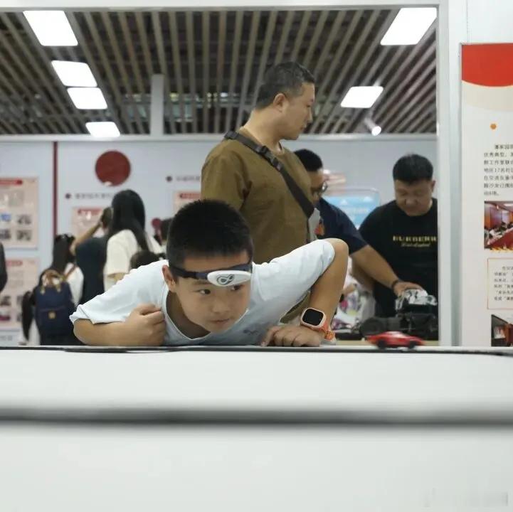 【文明实践丨“潘博士”科普市集火热开市！潘家园街道这场科学盛宴太好玩了～】9月5日，潘家园街道社区综合体热闹非凡，一场别开生面的“科普市集”在这里火热开启，VR滑雪、机器狗表演、意念赛车、人机对弈……一个个炫酷的黑科技体验项目吸引了众多居民和青少年前来打卡，让大家在家门口就过足了一把 ​