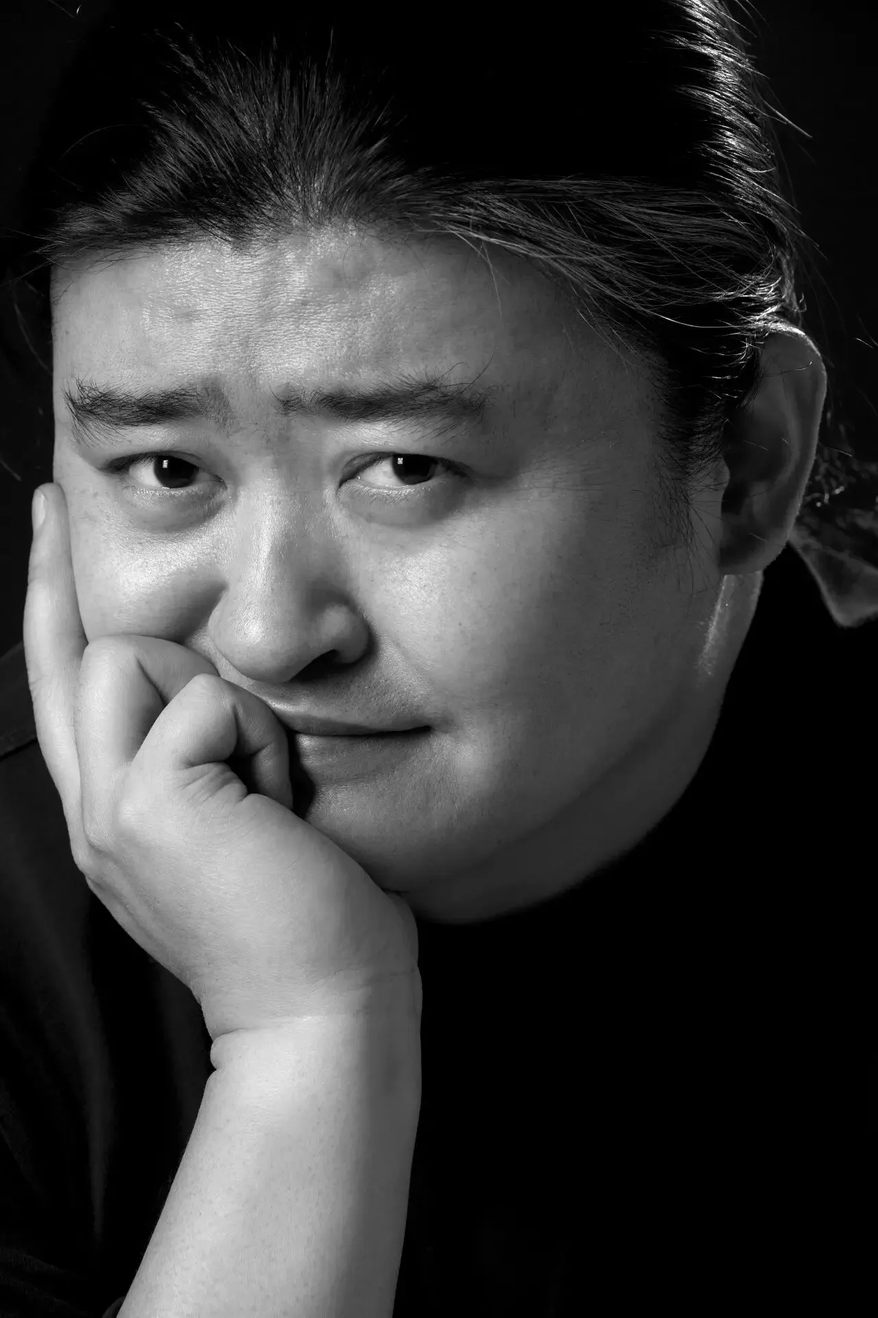 人还是要凭实力，可以被封杀，也可以冲破禁令。刘欢的一个小故事。

1991年华东水灾，刘欢与韦唯为赈灾共同发起首都文艺界大型慈善晚会 ，这与央视的“风雨同舟，情暖人间”大型赈灾文艺义演形成竞争。在央视义演当晚，他却没有接到任何通知；之后，央视以刘欢“迟到、大闹会场”为由实行封杀 。

之后，刘欢去广