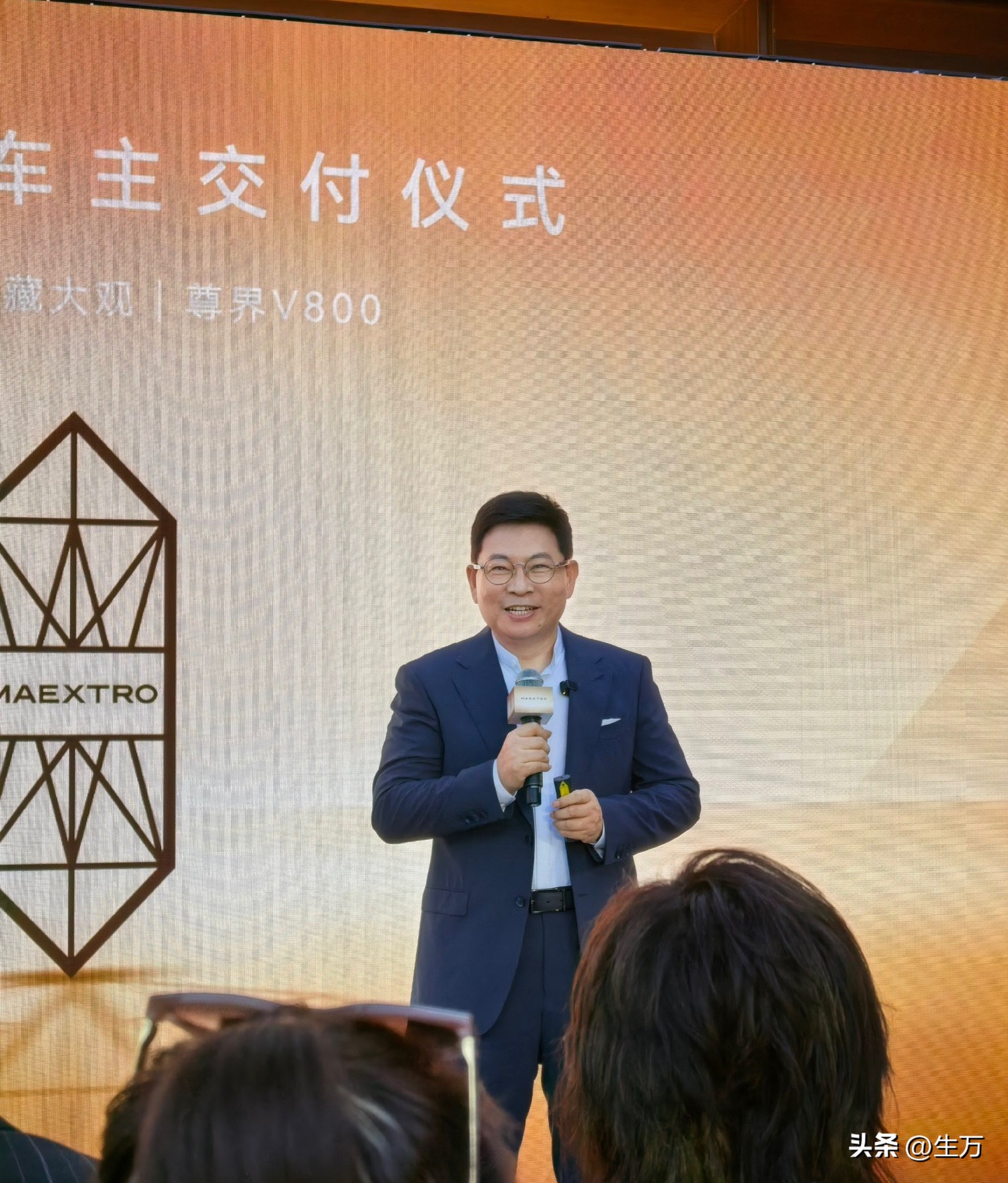 余承东给尊界V800首批用户交车，车主包括刘嘉玲，陈赫，贾乃亮，袁弘，分别讲了他们和尊界的故事！

今天晚上，余承东在上海给尊界V800首批用户交车，出席交车仪式的除了汽车同行之外，还有娱乐圈和网络明星人士。

其中包括大家熟知的贾乃亮，刘嘉玲，陈赫袁弘他们都是车主，分别讲了他们和尊界的故事，尤其是