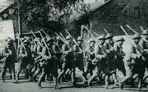 九一八事变（1931年9月18日）的爆发，是日本长期推行“大陆政策”、蓄谋侵略中国东北的必然结果，绝非偶然事件。其直接导火索是日本关东军自导自演的“柳条湖事件”。

一、蓄谋已久的侵略野心

日本自明治维新后，逐步形成以侵略朝鲜、中国为核心的“大陆政策”。东北（当时称“满洲”）资源丰富、战略地位重要