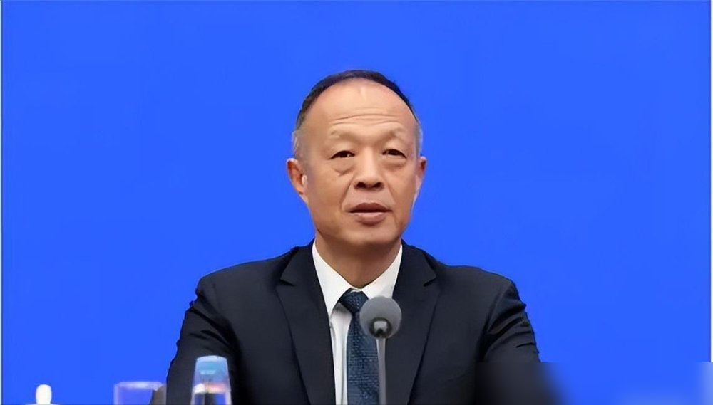 石宇奇输球后撂了句实话：来之前训练已经崩了，找不到感觉，训练都很难赢球。搁以前，这话他死都不会说。
再看陈雨菲，半决赛被安洗莹打了个5比21，第二局12比21。不是惜败，是根本咬不住。刘圣书倒是逆转进了决赛，嘴上说着变韧了，可明眼人都知道，双打那点老本，快啃完了。
2金3银3铜，近六届最差。主力