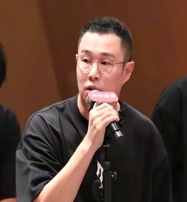小沈阳在台上两手一摊：“我这一辈子，注定就是个被管的命。”

台下的郭晓东听完，先是一愣，紧接着拍着大腿狂笑，最后低下头苦笑。

小沈阳掰着手指头算账：小时候爹妈管，上学老师管，唱戏团长管，结了婚沈春阳管，等老了还得让闺女管。他管这叫天生没有领导力。

两个大男人隔着舞台，用一个眼神完成了交接。这哪