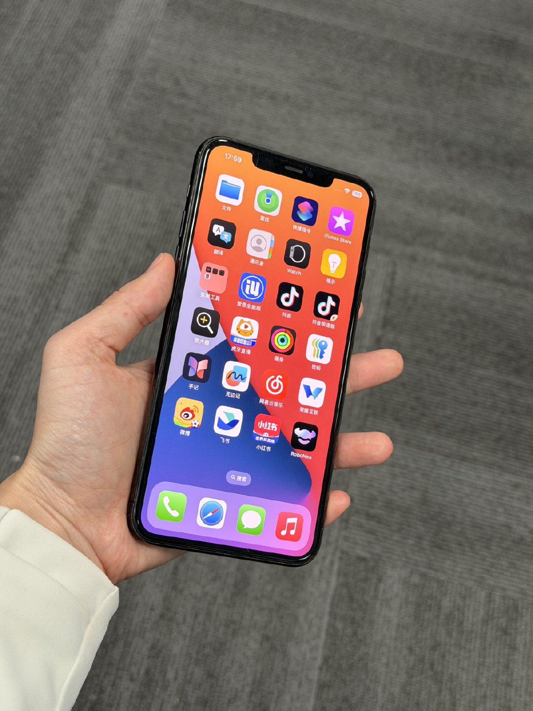 翻柜子翻出一台iPhone 11 Pro Max，拿出来用了下，流畅度意外还不错，并没有想象中那么卡顿。[doge] ​