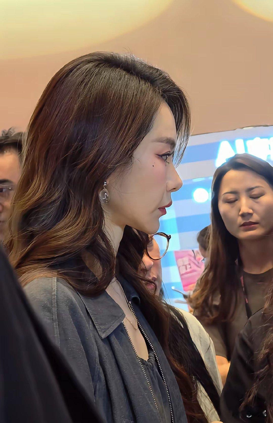 戚薇生图，感觉保养的还是不错。
本身骨相优越的就会比较抗老！ ​