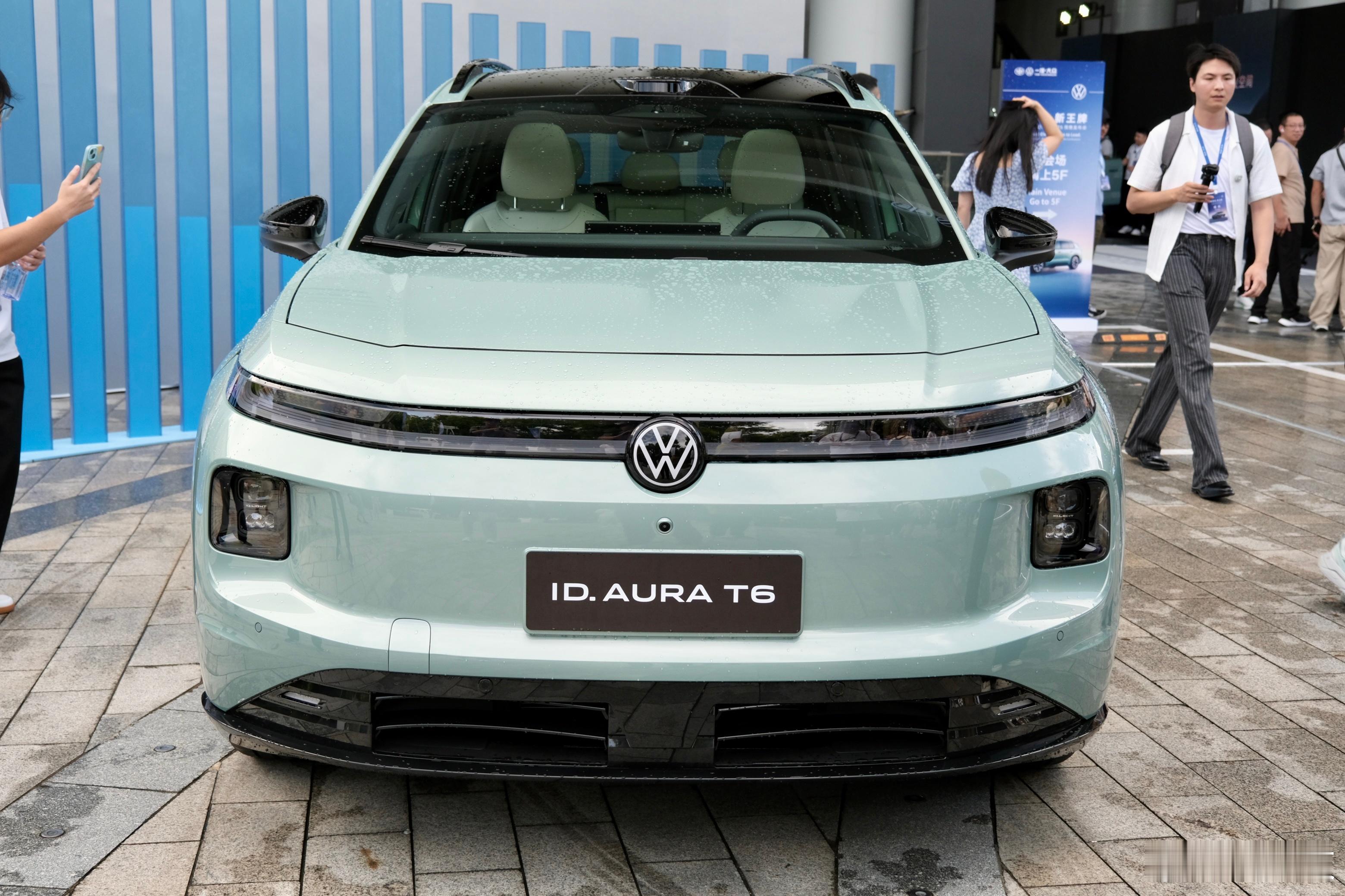 定位中型纯电SUV！一汽-大众ID.AURA T6正式开启预售#一汽大众T6把4.8米纯电SUV打到13万#
8月28日，一汽-大众旗下中型纯电SUV——ID.AURA T6正式开启预售，共推出4款配置，预售价格区间为13.59-16.99万元。据了解，该车将搭载CEA电子电气架构与酷睿程智能驾驶辅助方案。
新车内饰配备10.25英寸液晶仪表+ ​