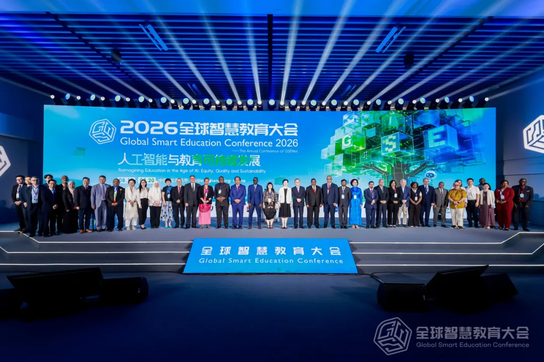 【借力2026全球智慧教育大会，天津发出教育数字化发展好声音！】8月18日至20日，2026全球智慧教育大会在京举办，教育部副部长、中国联合国教科文组织全国委员会主任任友群出席大会。本次大会以“人工智能与教育可持续发展”为主题，汇聚了全球教育科技与产业领域的专家学者、一线教育工作者，围绕人工 ​