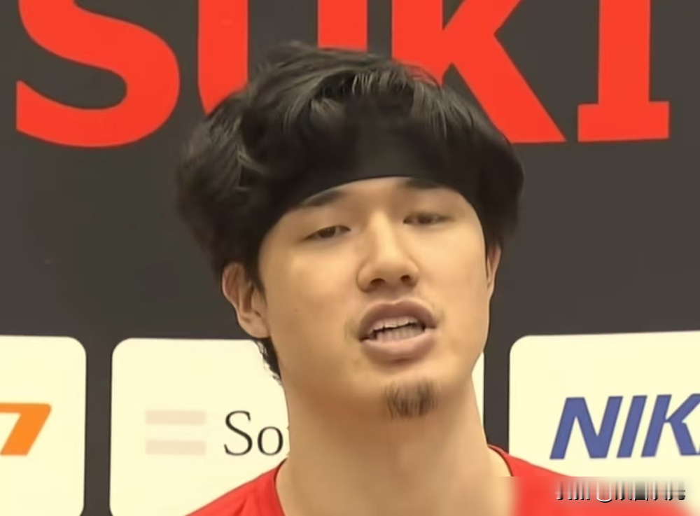 意外！渡边雄太：中国男篮2分险胜黎巴嫩有点意外：
这支中国男篮确实让人捉摸不透，从他们的比赛录像不难发现，无论是打法，还是阵容搭配，和第一阶段的表现完全判若两队。
让渡边雄太感到警惕的，尤其是从NBA归队的杨瀚森。他直言，中国男篮强队底蕴犹存，战术变化太多，绝对是世预赛亚洲区最大的竞争对手之一。