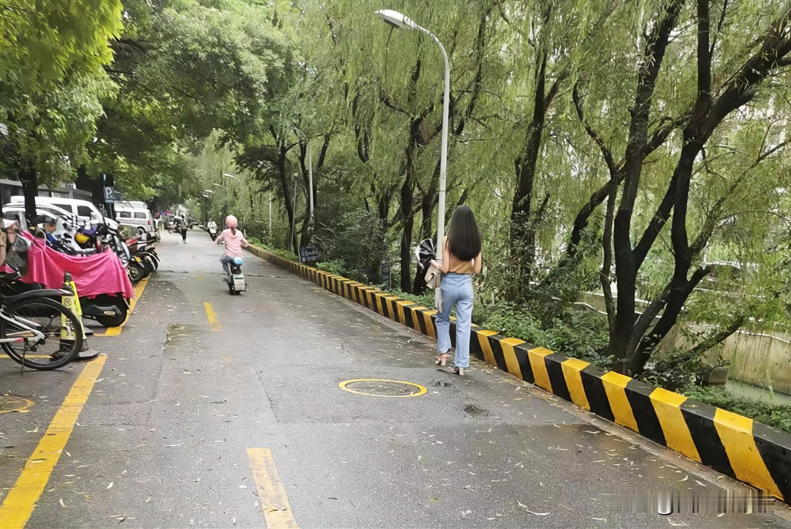 这位美女的背影，甚是漂亮，身材绝对曼妙性感！[爱慕]