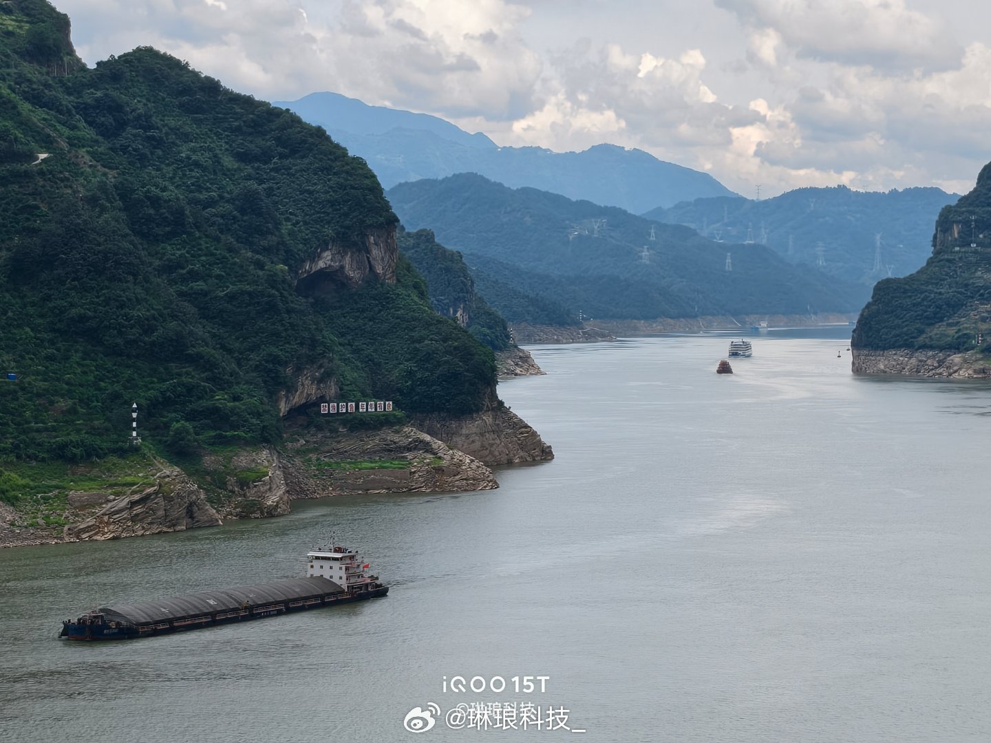iQOO15T直出山河峡谷大片，长焦实力在线，长江峡谷的壮阔感直接拿捏，山川江面细节保留到位，随手拍就很有氛围感。#iqoo15t##iqoo[超话]# ​