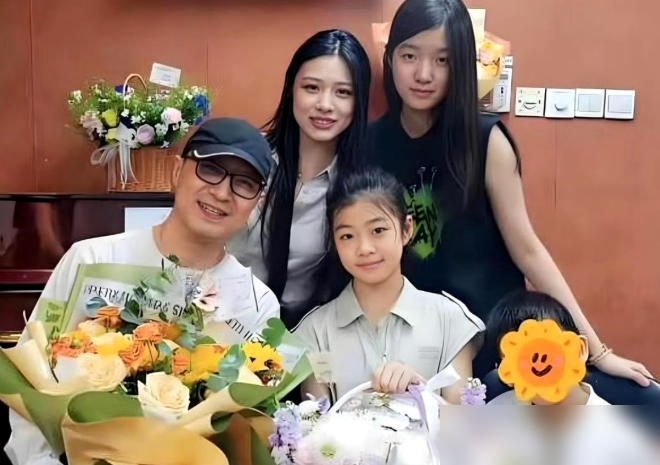 汪峰第一次把四个孩子全晒出来了。大女儿小苹果。和葛荟婕生的。二女儿。和康作如生的。醒醒和小儿子。和章子怡生的。四个孩子个个高颜值。
这次同框可真不容易，就是为了给三女儿醒醒撑场面。5月24日晚上，10岁的醒醒在北京音乐厅有钢琴演奏会，汪峰直接在台下发文：醒宝，我和姐姐弟弟们都在等着你出场呢，期待，