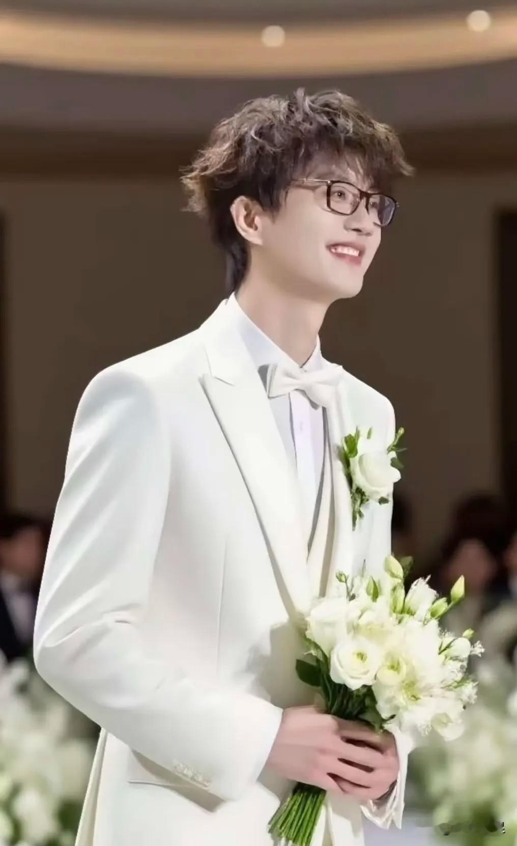 许嵩真的太有钱了！
作为词曲全包的原创音乐人，他手握大量经典歌曲版权，就算时隔十几年，短视频、KTV依旧源源不断给他带来版税收入。

你发现没有，许嵩这个人特别“怪”。怪在哪？别的歌手挤破头上综艺、炒话题、买热搜，他倒好，常年“失踪人口”，微博长草，连演唱会宣传都懒得发几条。可偏偏就是这么一个看起来