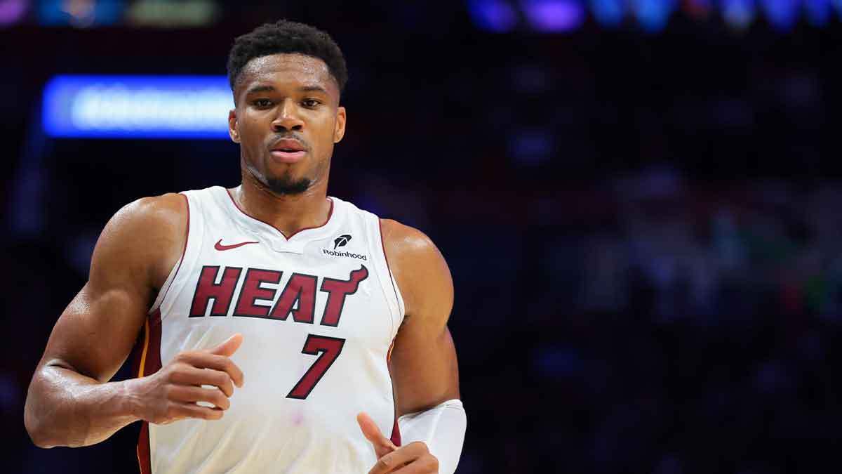 #NBA[超话]#三连败拉响警报！热火过度绑定字母哥，重现雄鹿旧难题

热火苦吞开季三连败，已经需要敲响警钟了。球队目前过度依赖字母哥，帮手发挥极不稳定，和当年字母哥在雄鹿时的困境很像。

打黄蜂一战阿德巴约、米切尔站出来分担压力，属于特例；前两场基本靠字母哥独自硬扛。热火后续虽然还能交易 ​