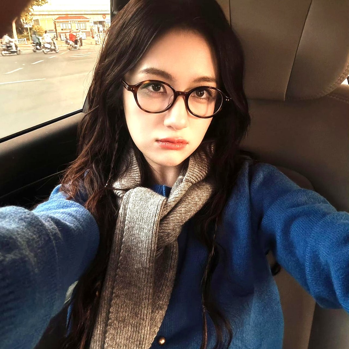 都说李兰迪上镜脸圆，线下生图一出来直接把人看愣了。

原相机怼脸拍，皮肤白到发光连一点瑕疵都找不着。以前荧幕上那点钝感在线下全没了，小鹿眼一笑起来嘴角带甜，软乎乎的圆脸根本不显胖。

前阵子看她那条粉彩系春日视频，灰粉配薄荷绿，满屏都是草芽配桃花的清甜感。

说真的，镜头对这种书卷气长相到底有多大偏