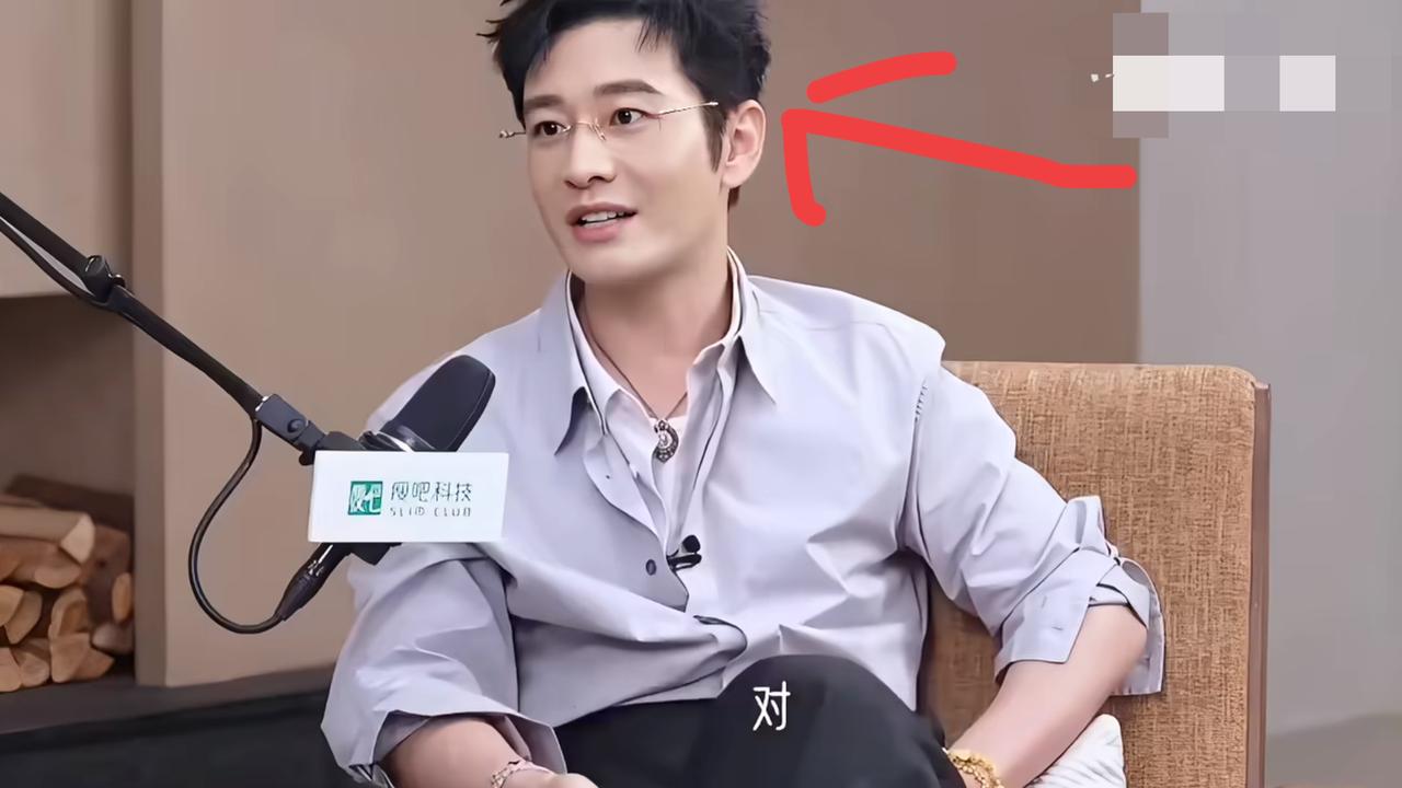 48岁黄晓明被瞿颖当面质疑脸不是原装的，他当场就急了，坚决否认接触过医美。
可路人镜头拉近一看，发际线、疲态、皮肤纹理全藏不住了，和精修图里那个紧致小伙判若两人。综艺里灯光一照，后期一处理，确实能显得年轻十岁。
一边是同行当面提出疑问，一边是他坚决否认，再加上生图不断与之前说法形成对比，这事就引