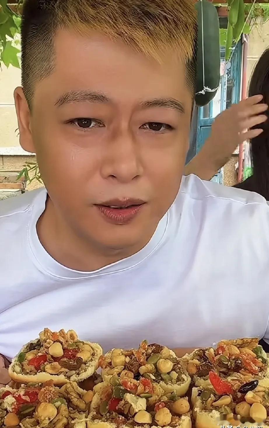 直播间一句“别在我这买”火了？谢永强被拿赵玉田月饼对比，师兄弟生意互踩背后是谁更着急，赵本山心态成最大看点 ​