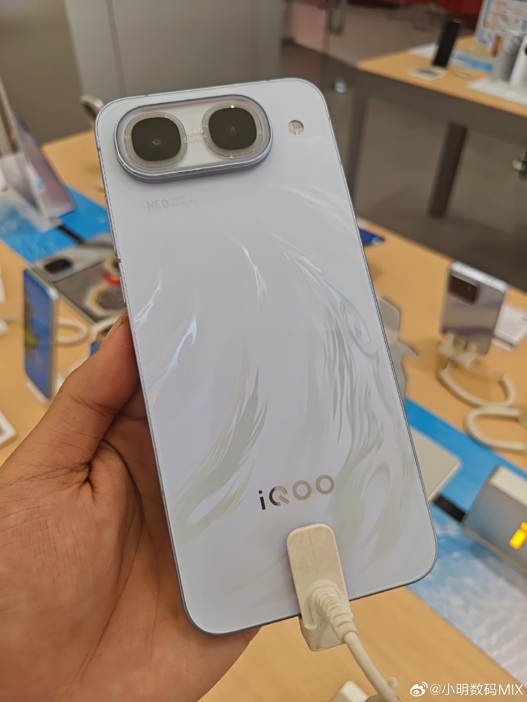 #iqoo[超话]#

看看了店里的iQOOneo11至尊版，店员说没有货啦[馋嘴]，乘风这个配色太棒啦，我决定弄一台，给大家测评一下[doge]，期待一下[打call]

#iqoo neo11 至尊版#  ​