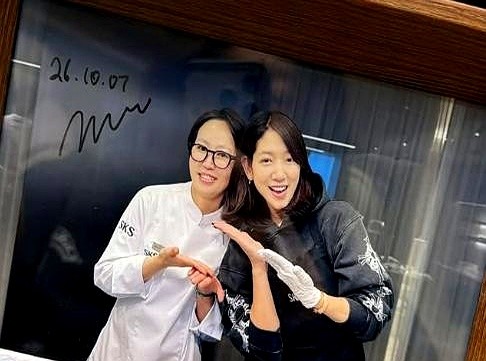 刚生完二胎半个月，这脸竟然一点没垮？

朴信惠跑去上了堂烘焙课，还顺手发了张跟主厨的合影。照片里她穿着休闲装，脸颊紧致，连产后常见的浮肿都找不出一丝痕迹。

半个月前，她刚生下个健康女宝，凑齐了一儿一女。结果这才几天，人家已经溜达出门做甜点了。普通人坐月子还在头疼下不了床，她已经把生活调回了正常倍速