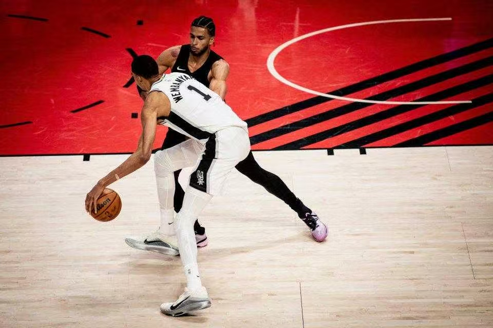 19分大逆转！文班亚马复出27+11+7帽统治攻防，马刺3-1夺赛点...