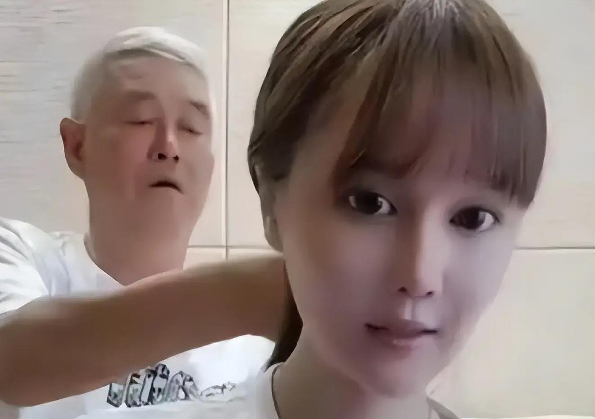 不管外边开出多吓人的天价邀约，还是年年被无数人眼巴巴盼着的春晚，赵本山这次算是彻底把头摇了个拨浪鼓

前几天球球在直播里随口透了句实底，算是把老爷子如今闲得发慌的真实状态给抖落得明明白白

谁能想到，那个曾经站在风口浪尖一句话就能搅动流量的小品王，现在的日常居然是背着手去自家公司查停车位，顺带着还把