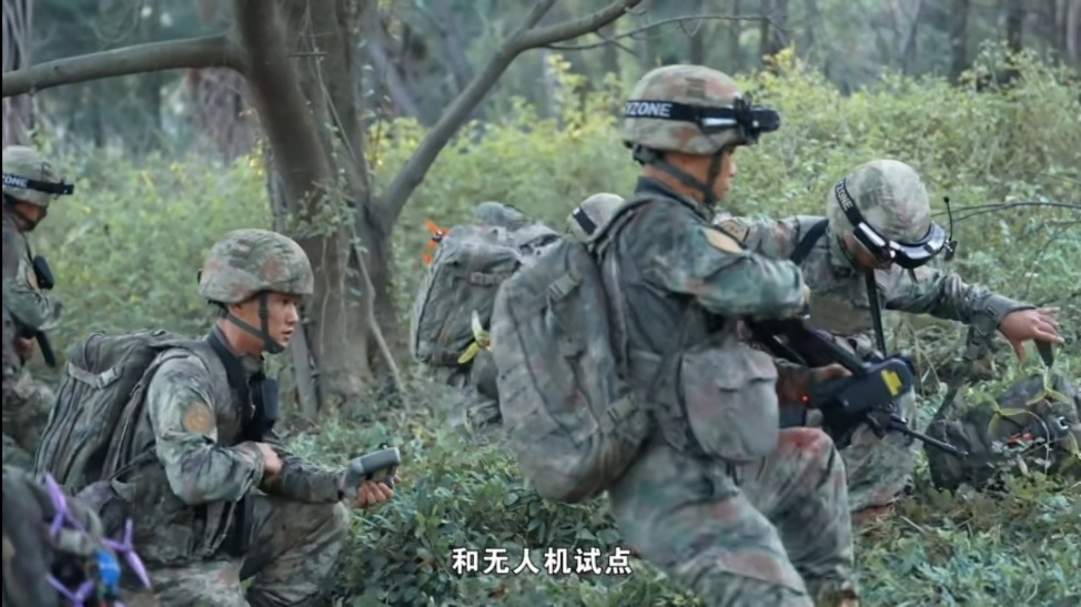 #台海局势# “黄草岭英雄连”于此前的演练中在台东海域进行泛水演练，其验证和威慑意味是很明显的。当然美日台三方都选择不声张此事，岛内民众就可以不吃压力了。

台湾东海岸的常备陆战兵力只有兰阳地区指挥部和花东防卫指挥部，相当于不到三个旅分兵把守宜兰、花莲、台东三个地域，算上后备架子旅都 ​