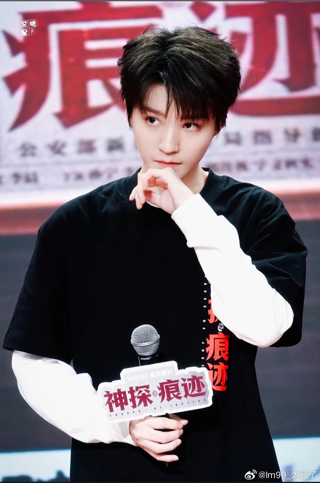 国庆档《神探之痕迹》，张译和王俊凯这条两代刑侦人的线，看完后劲很大。
张译演的崔寻，是痕检专家。他不冲锋抓人，大半辈子守在实验室，靠着放大镜，在毫厘物证里面寻找真相。没有炫酷推理，只有成千上万次枯燥的比对，人会撒谎，但痕迹永远不会骗人。张译演活了这份沉默的坚守，情绪很少外放，所有 ​